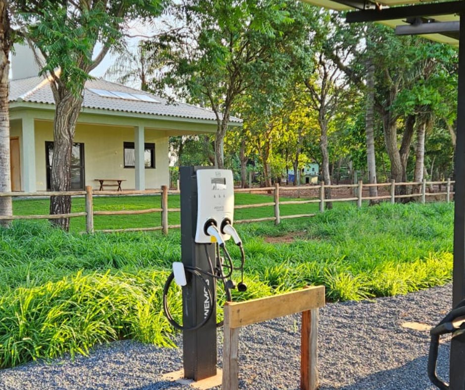 Recarga de carros elétricos no Recanto Ecológico Rio da Prata